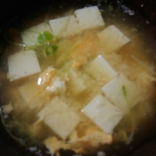 豆腐と豆苗と玉ねぎと卵の味噌汁